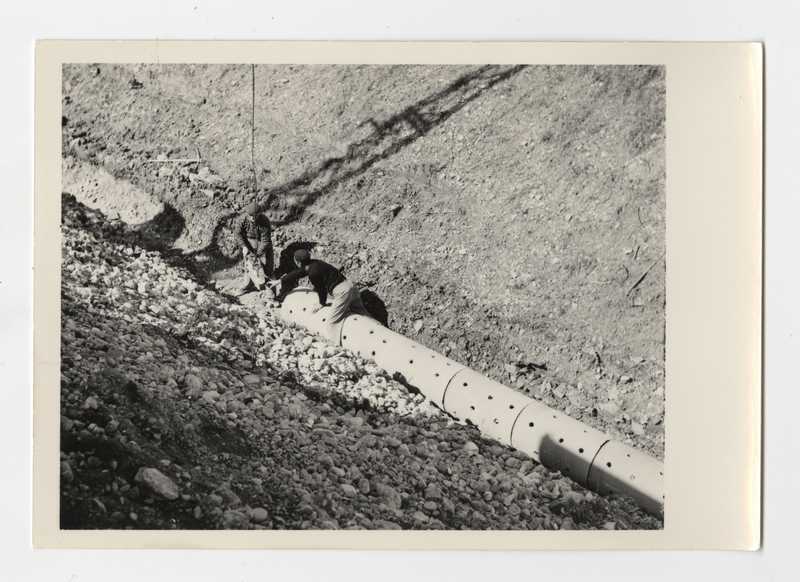 Rete irrigua consorziale, Farra d'Isonzo. Canale adduttore, costruzione. Posa condotta di drenaggio, particolare